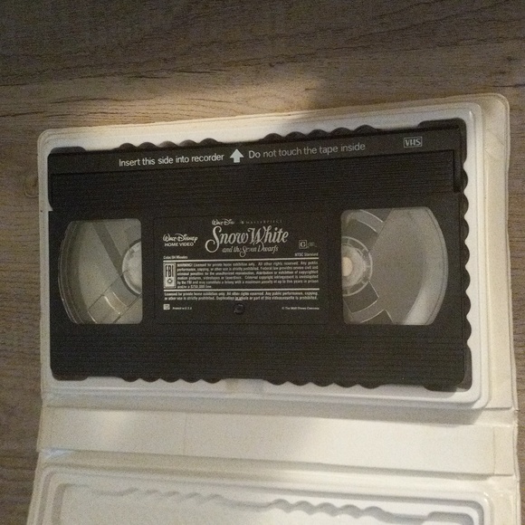 Disney VHS--- Snow White and the Seven Dwarfs - Picture 3 of 3